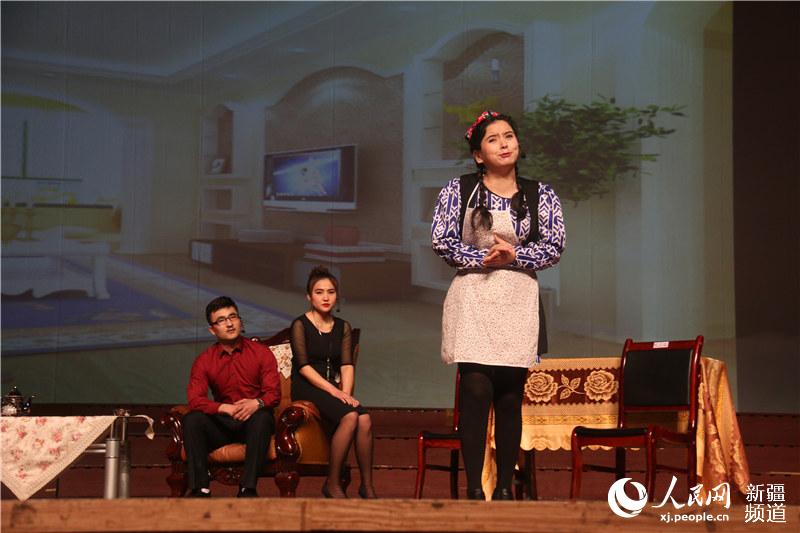 新疆高校学生自编自导自演小品 将小故事搬上