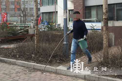 单元门坏了没人修垃圾杂物随意堆放 哈市立汇