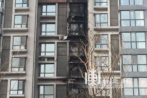 单元门坏了没人修垃圾杂物随意堆放 哈市立汇