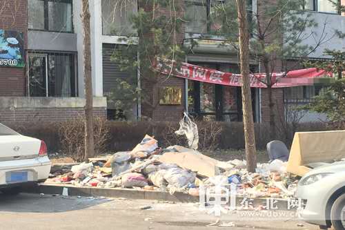 单元门坏了没人修垃圾杂物随意堆放 哈市立汇