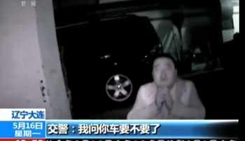 男子酒驾被查下跪：求你了哥 以后为你赴汤蹈火
