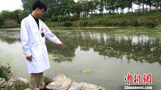年轻女子情感纠纷跳河轻生90后医生下水救人后赤脚离开