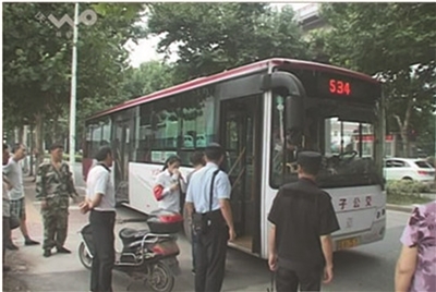 南京公交女司机鸣笛提示面包车别霸道 却被打
