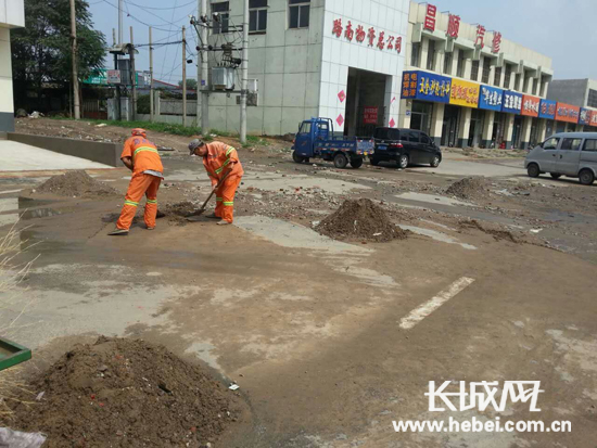 唐山环卫部门快速清理雨后淤泥 保持市容环境