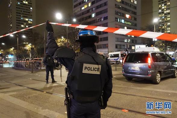 法国巴黎发生一起持枪入室抢劫案