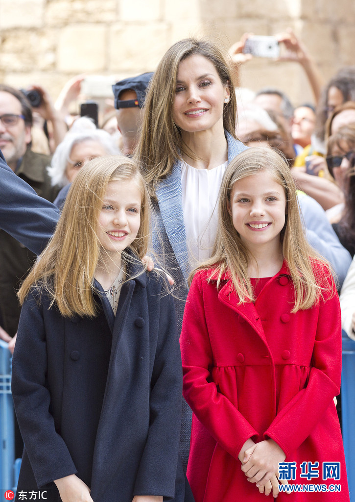 西班牙王室出席复活节活动 小公主甜美抢镜