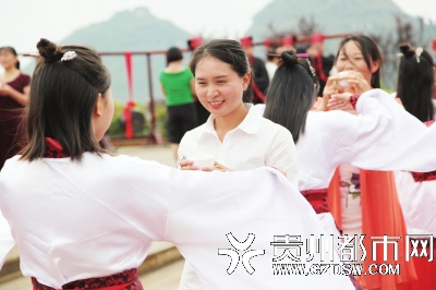 黔西南州举办“诵读经典·感恩母爱”诵读活动