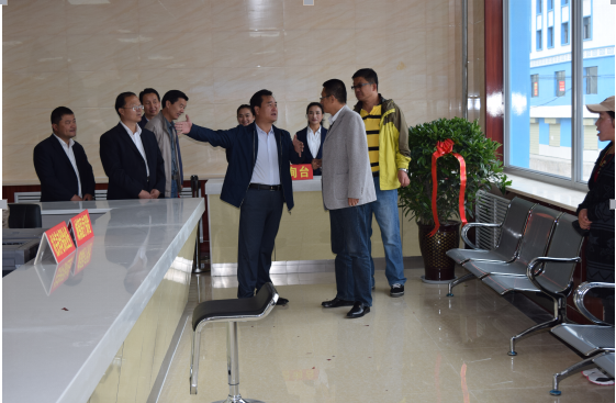 河南县政府行政服务中心正式挂牌试运行