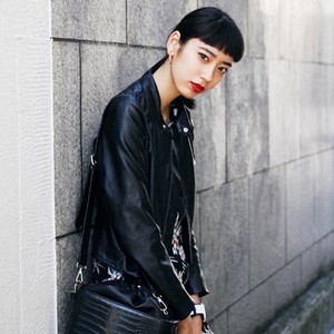 初夏来临 霓虹妹子反而爱上黑装