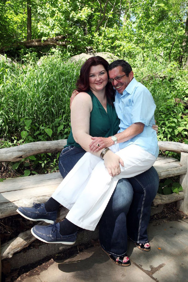 美大块头女模阿曼达·索尔身高1米9体重超250斤,靠与男人合影赚钱.