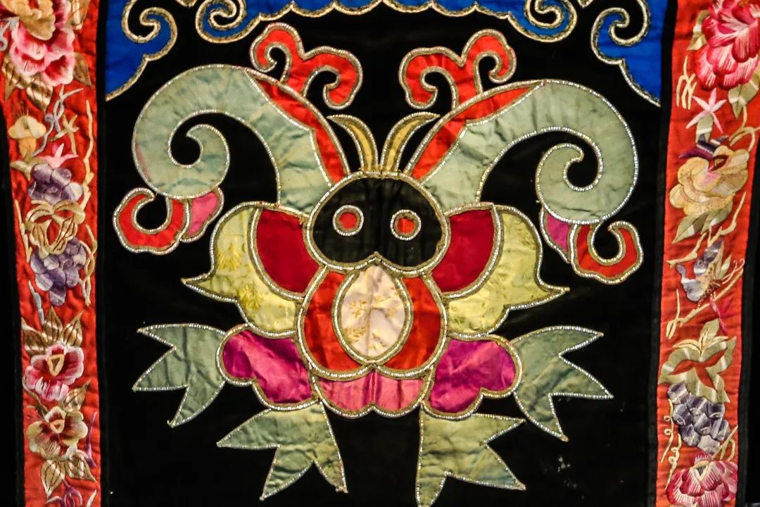 自华北平原历经辗转,迁徙而来的苗族,相传是五千年前铩羽中原的蚩尤