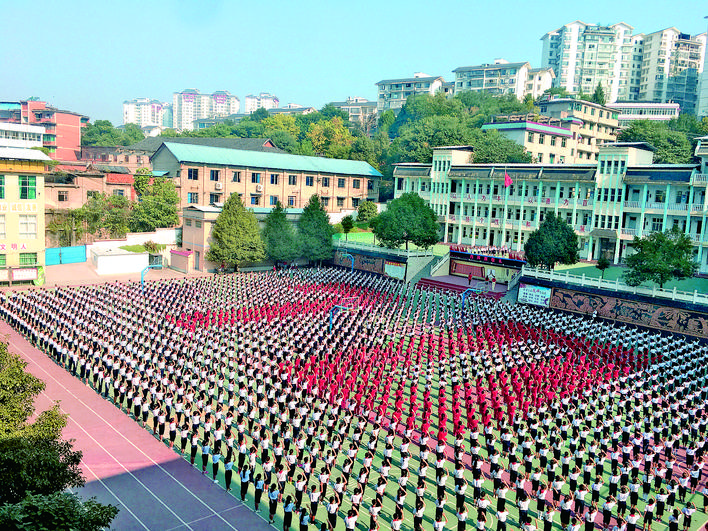 凯里八小举行"向国旗敬礼"迎国庆系列主题活动