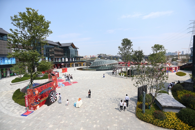 近日,记者走进贵阳市白云区梵华里小镇,看见前来逛街休闲的市民和游客