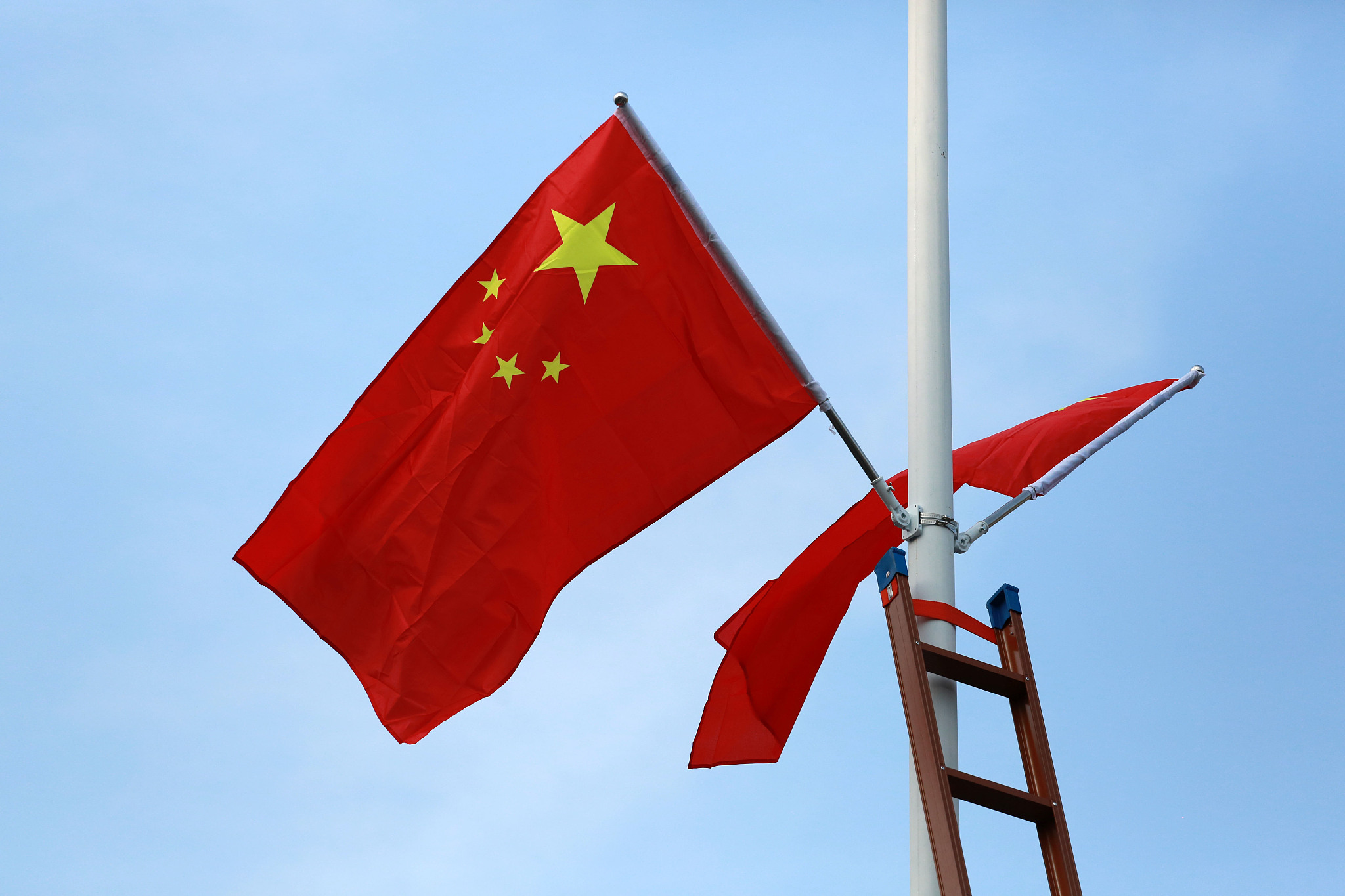 柳州市"升国旗·心向党"活动激发爱国热情,促进落实主题教育成效