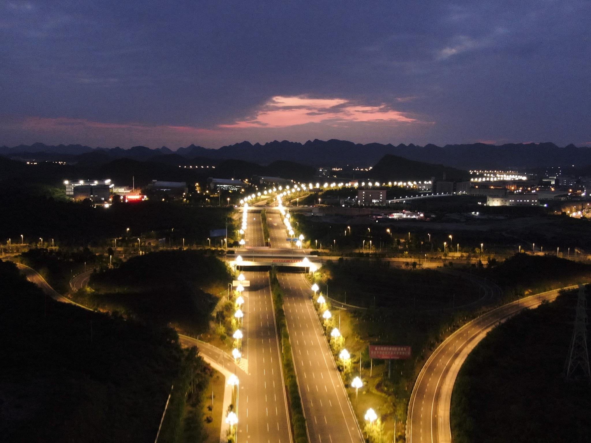 贵安:黔中大道夜景璀璨