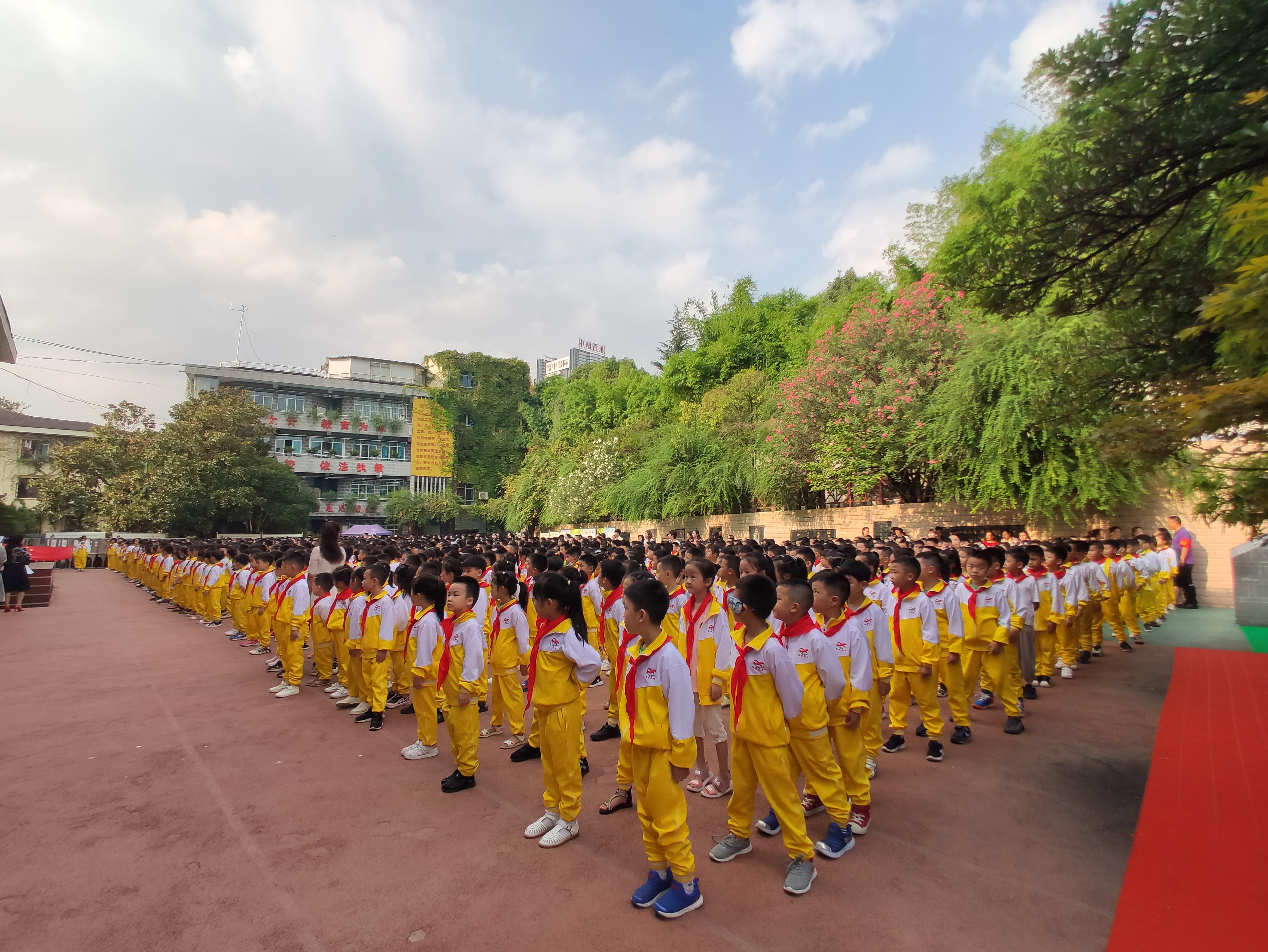 以开学典礼迎新学年 贵阳甲秀小学开学第一课讲安全,法治与禁毒