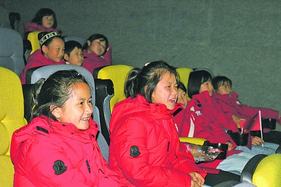 “情暖童心·携手同行”爱心陪伴志愿服务活动在清镇市站街镇电影院举行