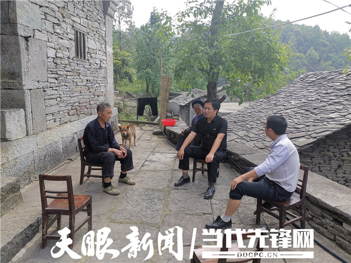 我叫李平,2019年9月我从镇宁自治县良田镇转战本寨镇任党委书记,这已