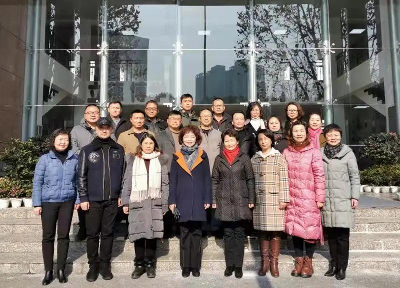 令人感觉格外温暖,在校门口,贵阳市第六中学校长魏林及班子成员在校