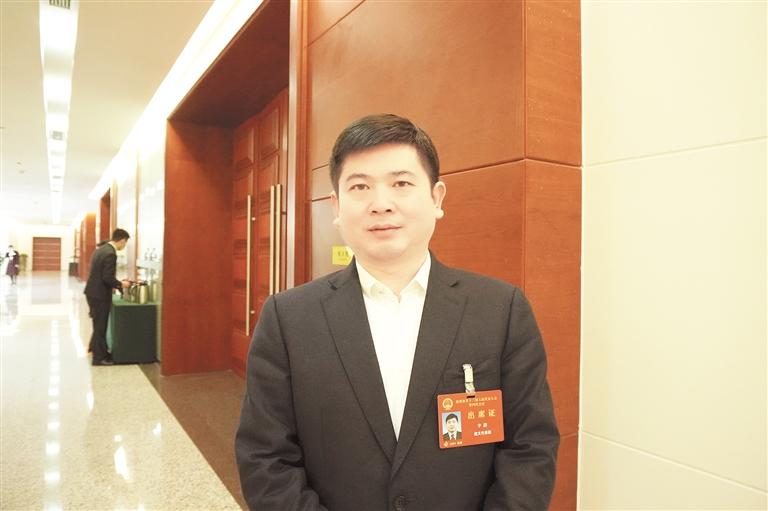 "省人大代表,湄潭县委副书记,县长李勰接受记者采访时表示.