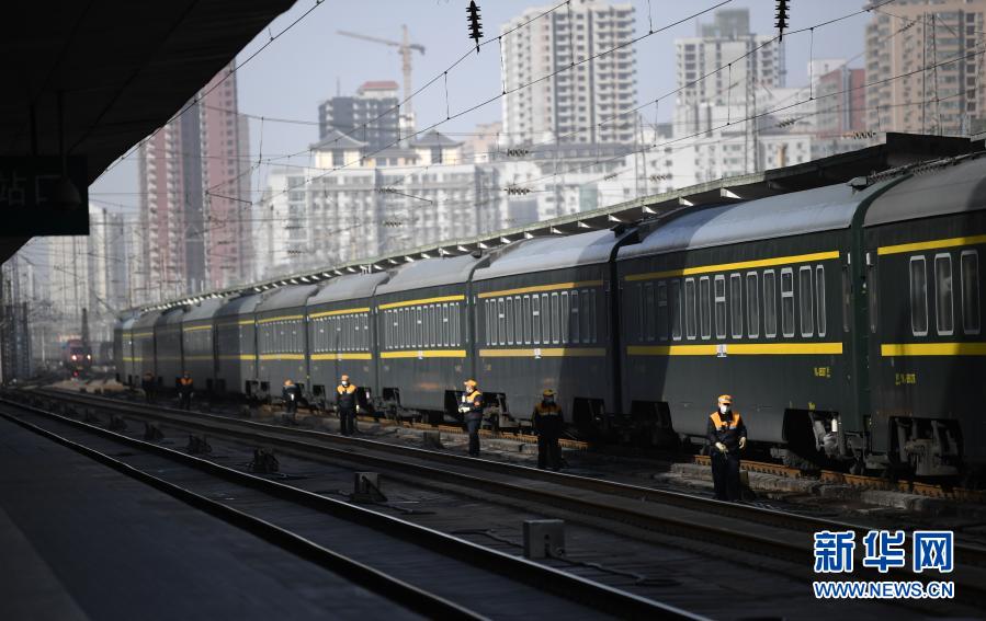 1月28日,铁路工人在西安站对进站的z274次列车进行检查和加水.