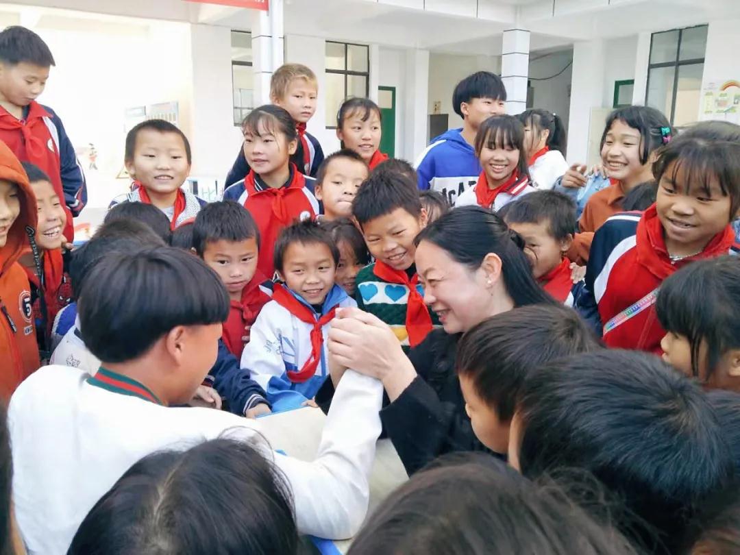 以爱育爱潜心育德追记贵阳市南明小学副校长大歹小学第一校长王玉