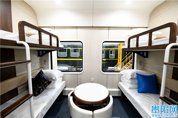 环行黔川渝熊猫专列盛装亮相