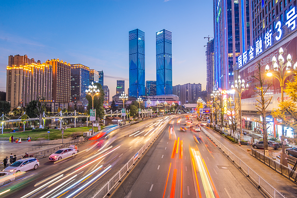 “光影新贵阳 共享中国年”亮灯活动今晚启幕——甲秀楼双子塔流光溢彩迎新春