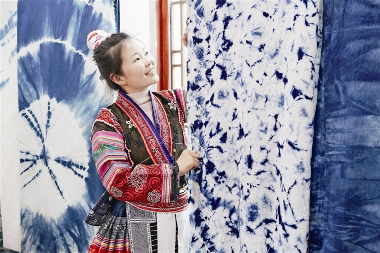 化屋村人,从小深受民族文化熏陶的她非常喜爱苗族服饰和传统制作技艺