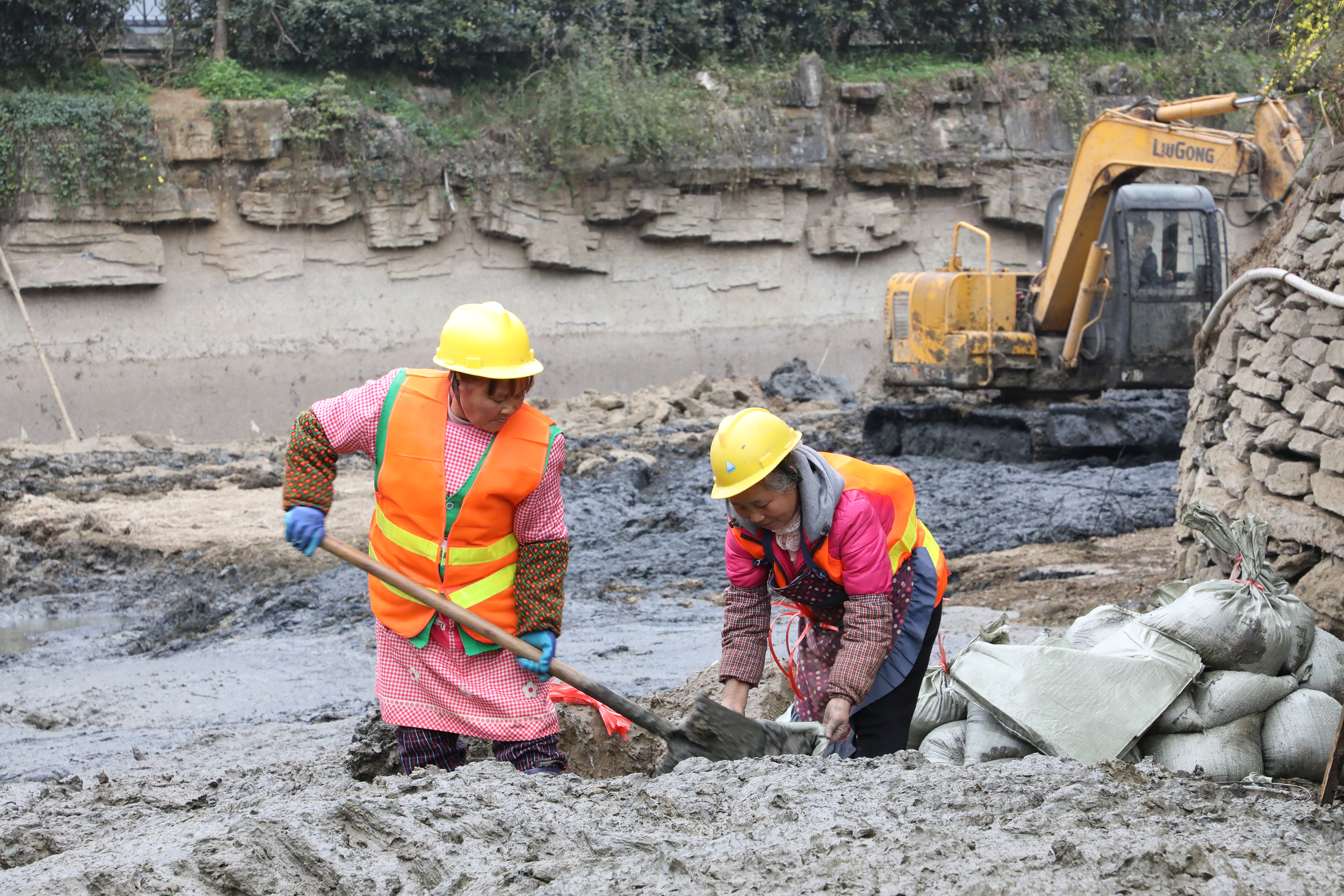 工人在装运淤泥据杨信江介绍,目前正在进行湖底清淤,后期将对渗漏区域