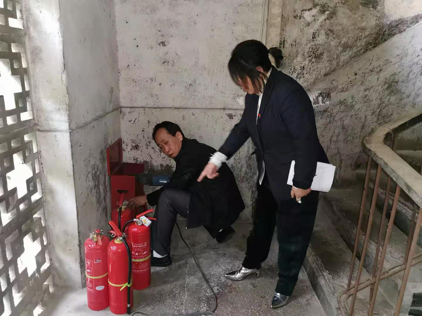 云岩区下威清居委会为辖区老旧小区出资安装灭火器-贵阳网