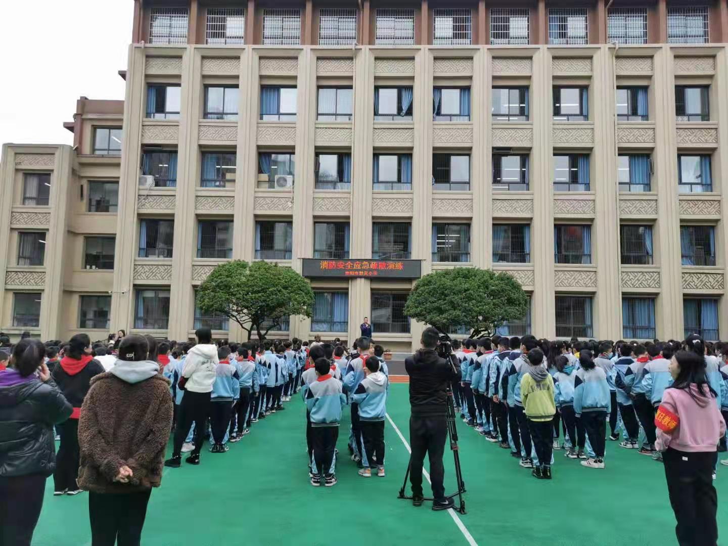 随着一声警报的拉响,黔灵小学的老师们,同学们马上做出应急反应,积极