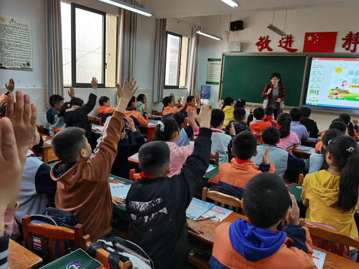 黔灵镇禁毒办联合改茶村委会,贵州至乐心理咨询中心到改茶小学开展"大