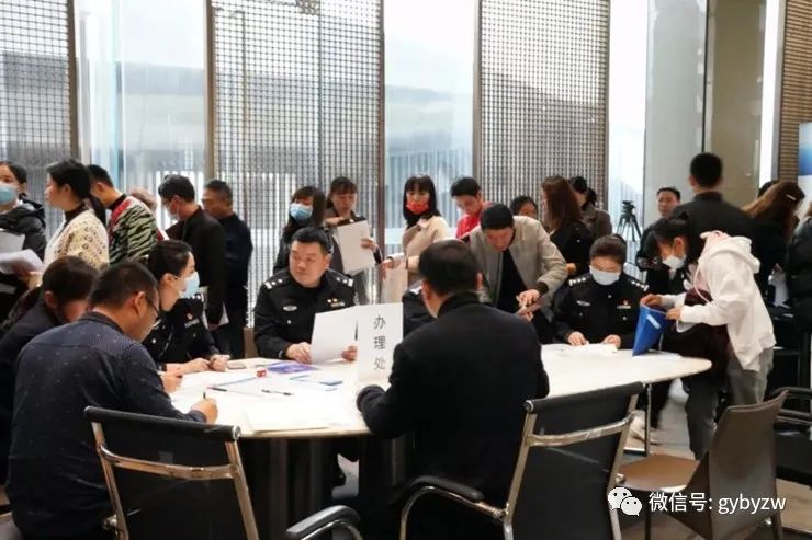 白云区民警主动上门为居民办理户口迁移