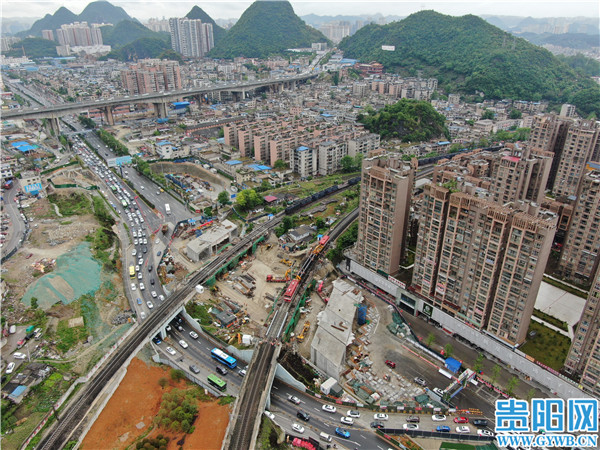花溪大道新建框架桥梁项目西南片区最大跨度d型梁架设完成