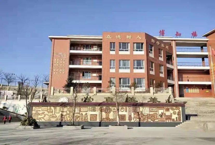 100天为帮扶学校塑起一座巨大孔子像贵阳十八中这位老师真牛