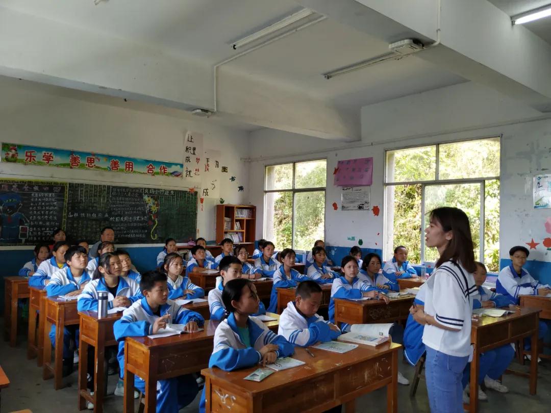 开阳县初中第一学区教研共同体交流活动在花梨镇中学举行