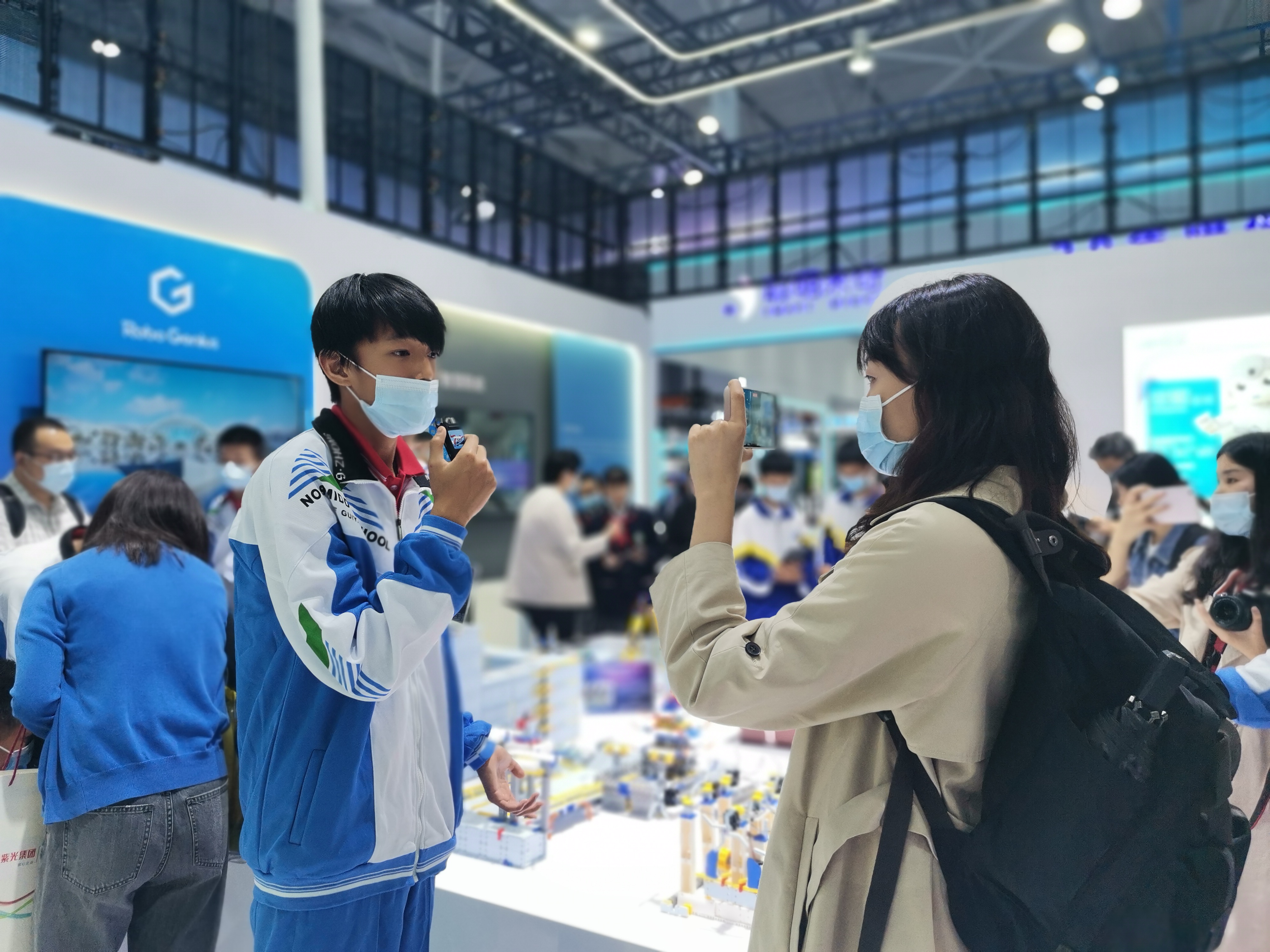 贵阳九中学子造智慧城市首次亮相数博会