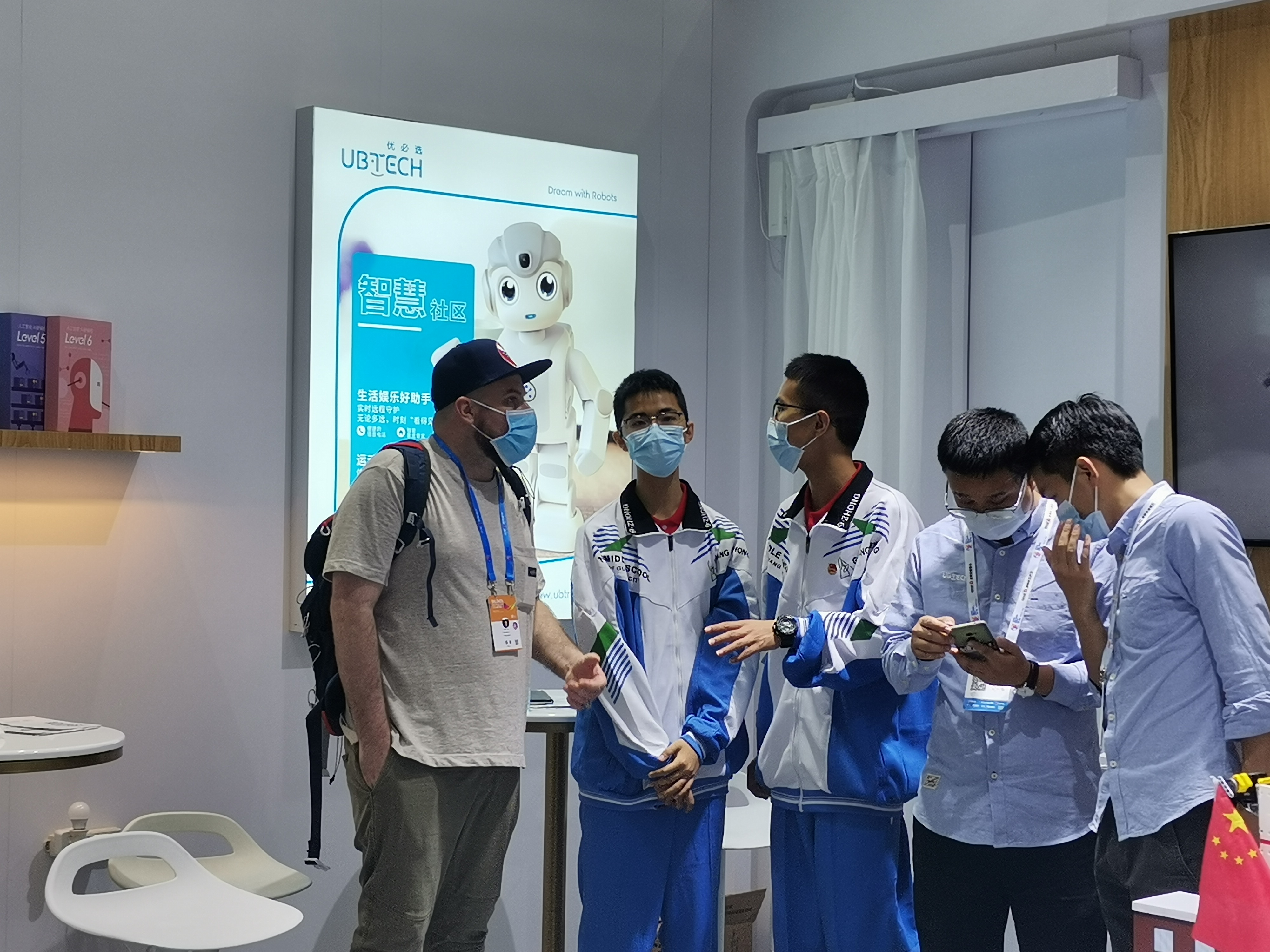 贵阳九中学子造智慧城市首次亮相数博会