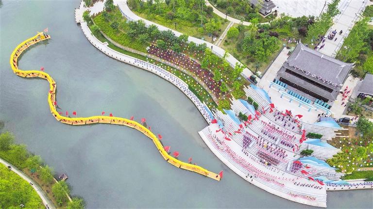 6月2日,天柱县邦洞街道半岛公园,四十八寨歌节开幕式正在上演.