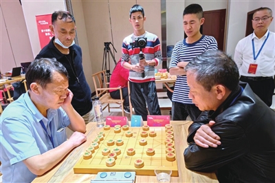 图为陈绍华(右)在比赛中此次选拔赛,由贵州省体育局,体育总会主办