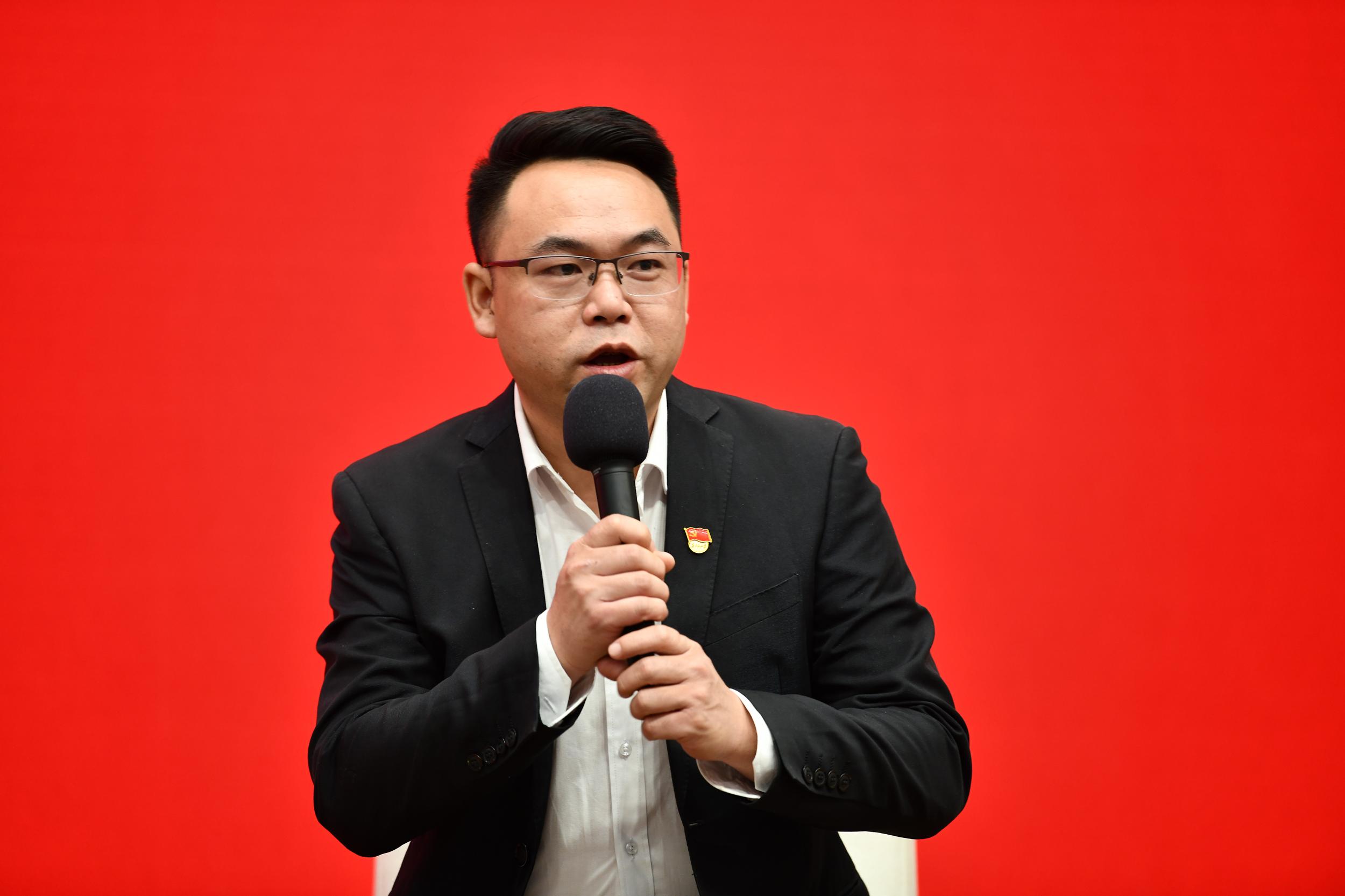 普定驻村第一书记王泽勇参加中外记者见面会