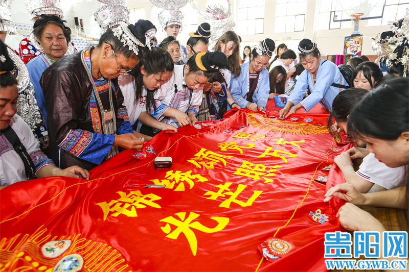 贵阳人文科技学院师生共同完成大型刺绣献礼建党百年