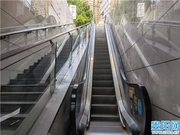 决定对黔灵山公园门口地下通道的6台电梯进行全面更换,新定制的电梯于