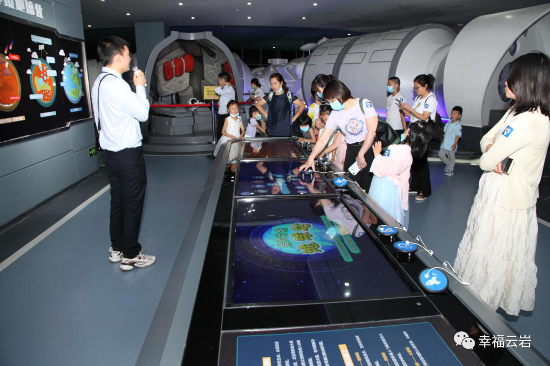 水东路街道组织辖区儿童参观贵阳科技馆