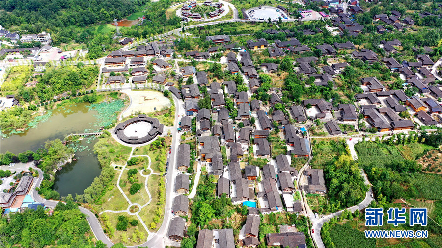 飞阅贵州务川龙潭古寨领略仡佬村寨建筑魅力