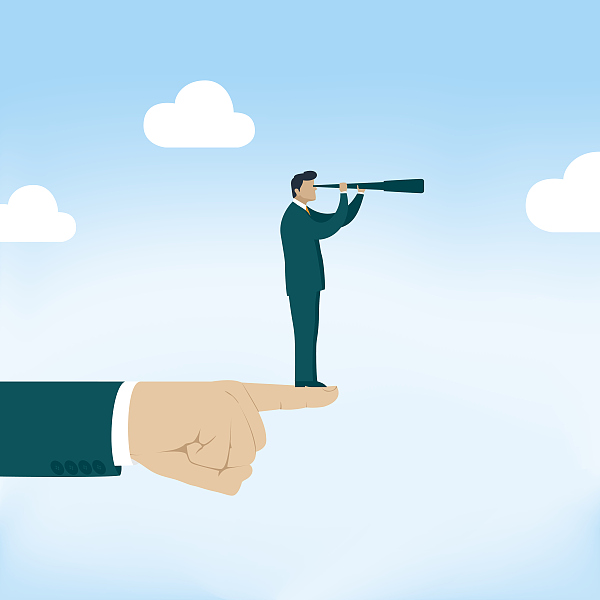 记者回访开阳县发现：部分路段仍有车辆违停