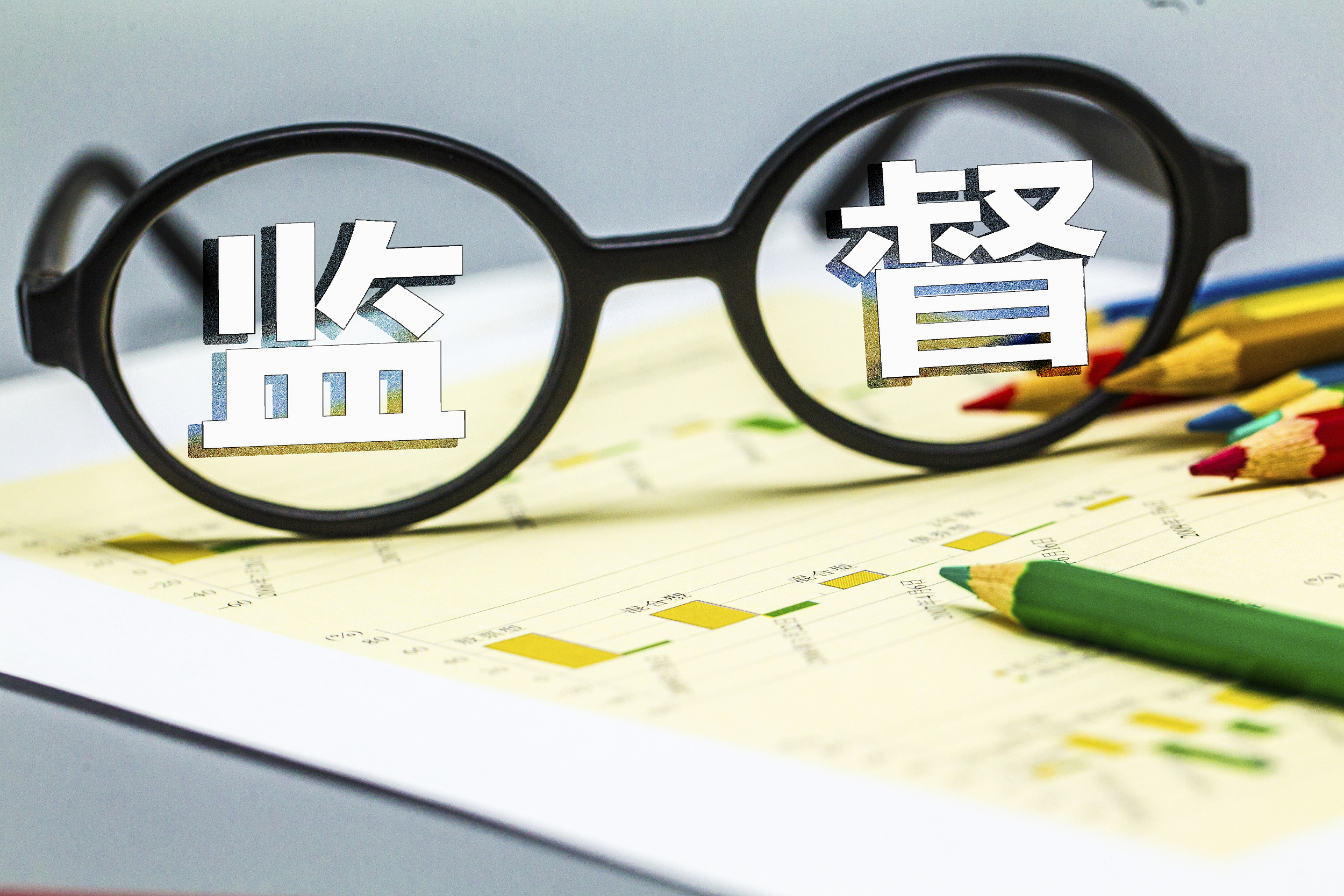 记者在云岩区回访发现仍有车辆违停现象