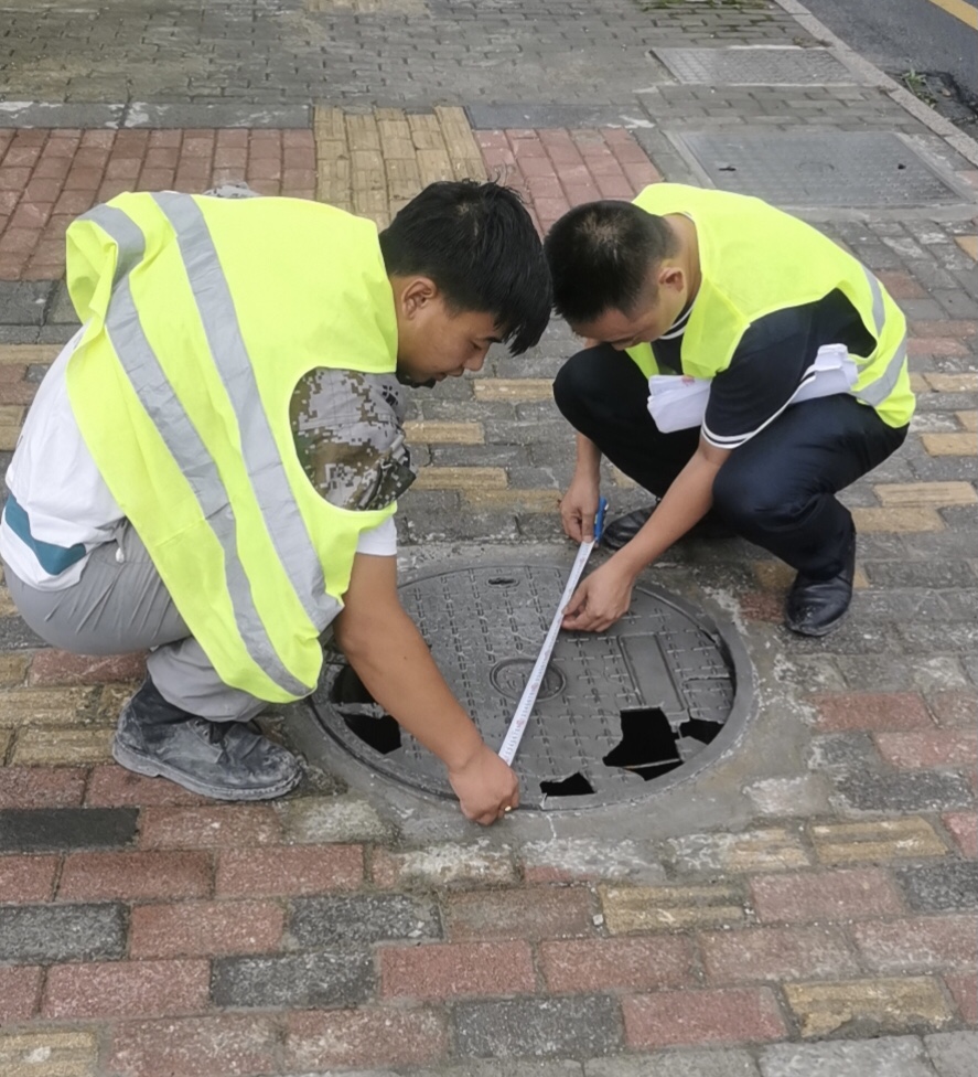 全国文明城市巩固提升进行时路上井盖破大洞渔安街道办立即更换并全面