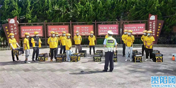 【我为群众办实事】贵阳白云交警为外卖小哥配送“安全大餐”